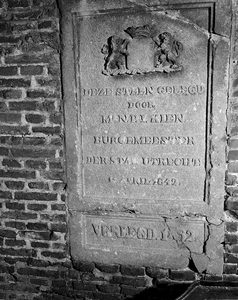 855034 Afbeelding van de eerste steen, gelegd door burgemeester Kien in april 1842, voor de toen vernieuwde Weerdbrug ...